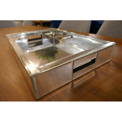 3024 - A bevelled edge mirrored tray