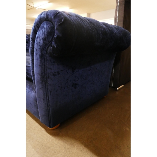 3053 - A blue velvet upholstered chesterfield 2.5 seater sofa