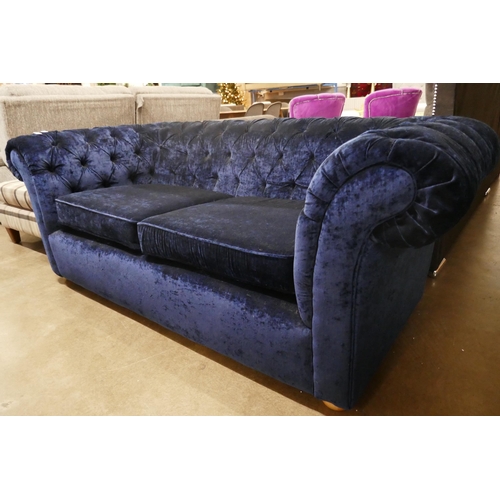 3053 - A blue velvet upholstered chesterfield 2.5 seater sofa