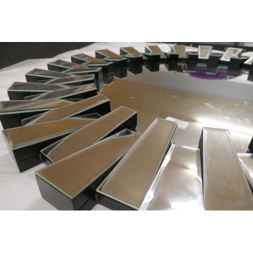 3056 - A circular zip effect mirror