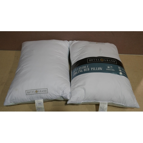 6197 - 2 x Hotel Grand Summer/Winter Pillows (345-254,335) *This lot is subject to Vat