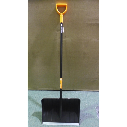 6412 - Fiskars Push Snow Shovel  (342-202) *This lot is subject to Vat