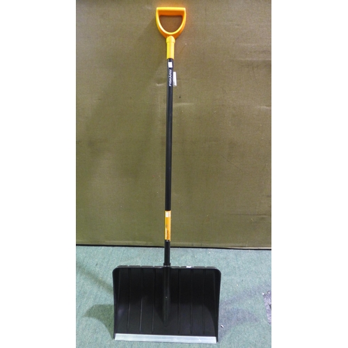 6412 - Fiskars Push Snow Shovel  (342-202) *This lot is subject to Vat