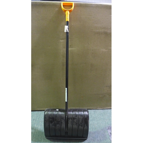 6412 - Fiskars Push Snow Shovel  (342-202) *This lot is subject to Vat