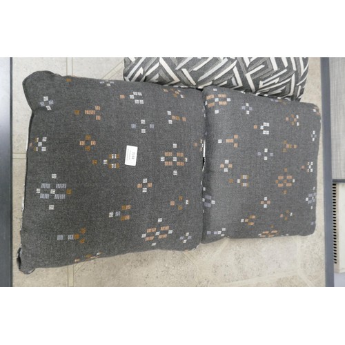 3144 - Assorted outdoor furniture cushions