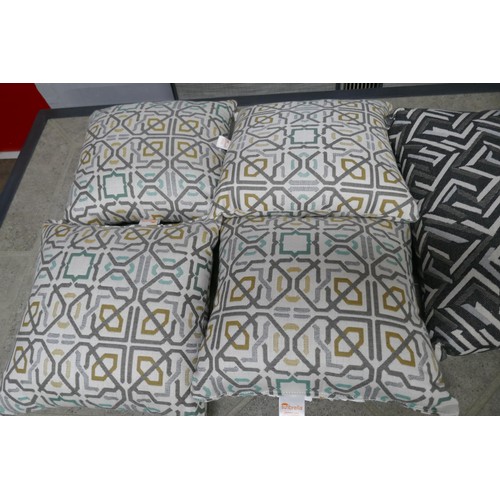 3144 - Assorted outdoor furniture cushions