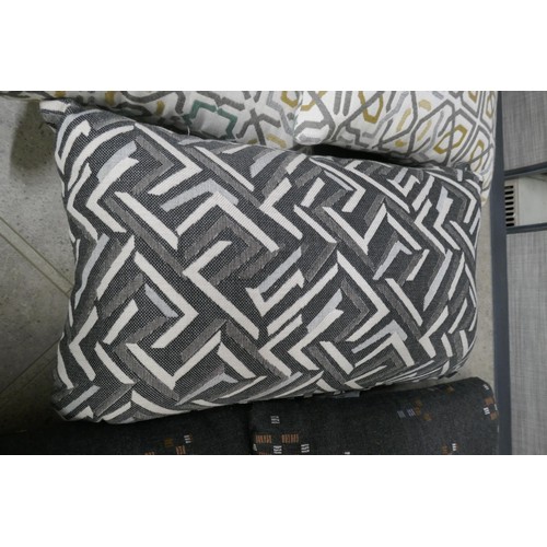 3144 - Assorted outdoor furniture cushions