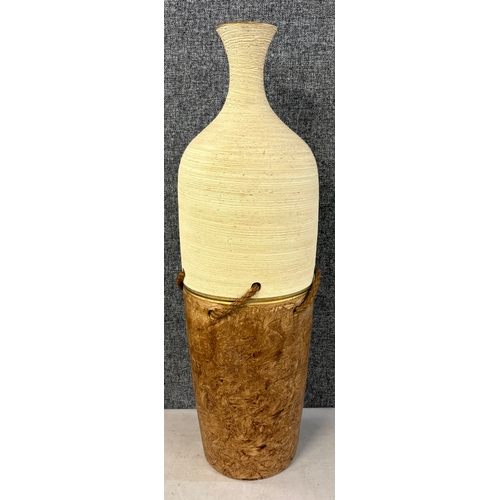 3046A - A large two-tone pottery vase