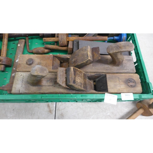 5011 - A large tray of carpenters tools including wooden block planes, hand saws, hand drills, brace drills... 