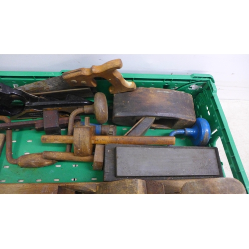 5011 - A large tray of carpenters tools including wooden block planes, hand saws, hand drills, brace drills... 