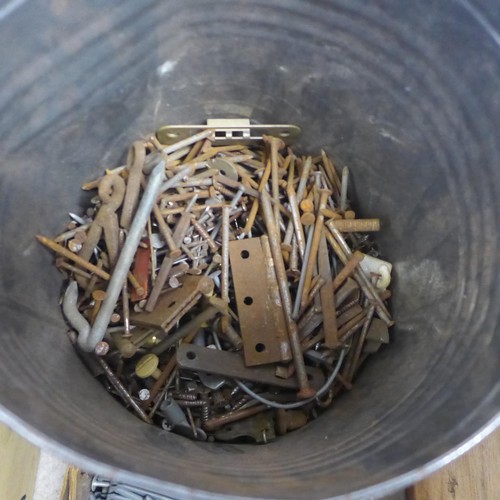 5015 - A quantity of assorted screws and nails