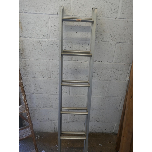 5133 - A set of 5 rung wooden step ladders, a four rung aluminium step ladder and an aluminium extension/lo... 