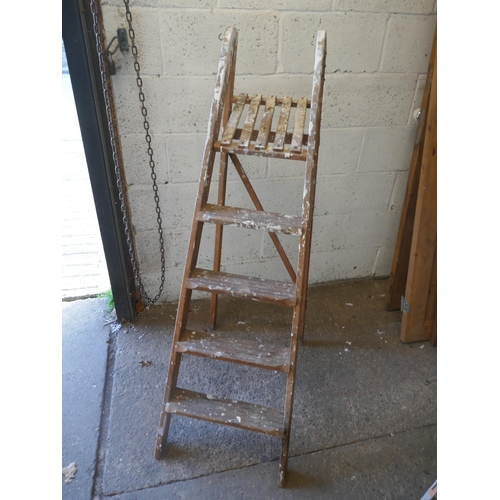 5133 - A set of 5 rung wooden step ladders, a four rung aluminium step ladder and an aluminium extension/lo... 