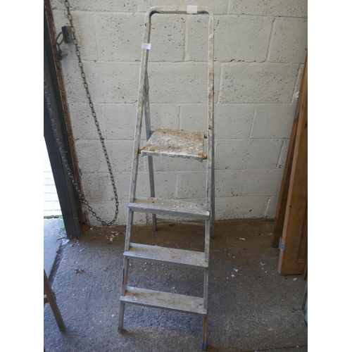 5133 - A set of 5 rung wooden step ladders, a four rung aluminium step ladder and an aluminium extension/lo... 