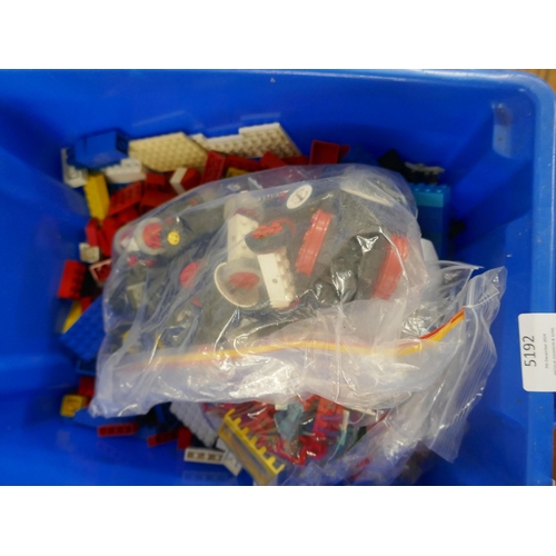 5192 - A box of assorted building blocks