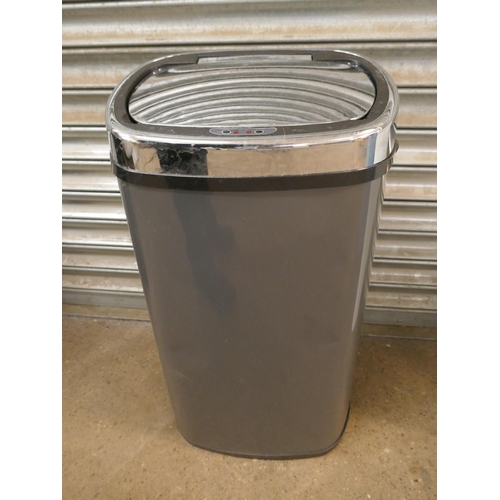 5200 - 4 assorted waste bins including 2 sensor bins