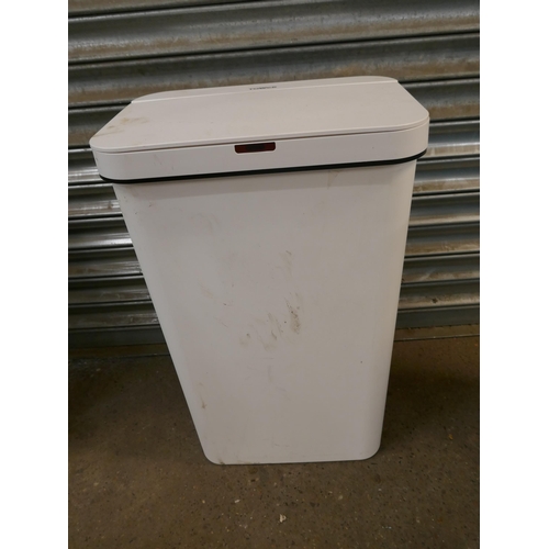 5200 - 4 assorted waste bins including 2 sensor bins