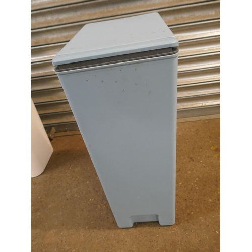 5200 - 4 assorted waste bins including 2 sensor bins