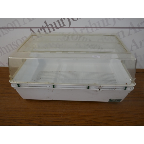 5204 - A 240V electronic Brio Brooder from Southern Averies (also works as a propagator)