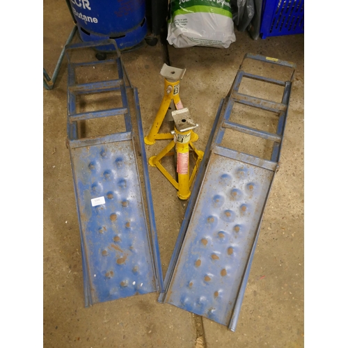 5205 - A pair of Kwikway metal car ramps and a pair of Halfords 2 tonne axle stands