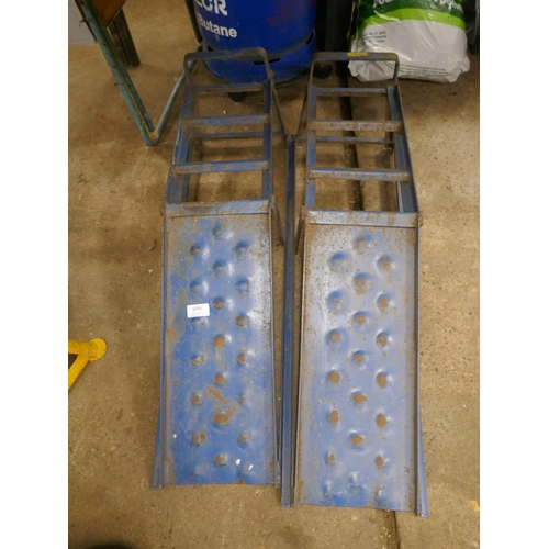 5205 - A pair of Kwikway metal car ramps and a pair of Halfords 2 tonne axle stands