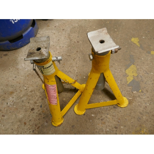 5205 - A pair of Kwikway metal car ramps and a pair of Halfords 2 tonne axle stands