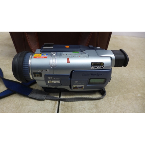 5049 - A Chinon 6000 Electro slide projector (used), a Sony Digital 8 Handycam DCR-TRV330E (used), plus car... 