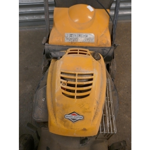 5169 - A McCulloch petrol driven lawn mower with a Briggs & Stratton engine, with collection box