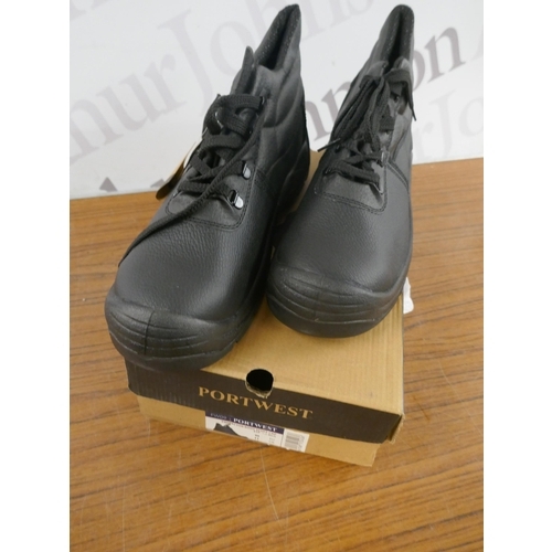 5224 - A pair of Portwest steel toe cap work boots, size 11, a pair of work trousers, XXL and a Beeswift hi... 