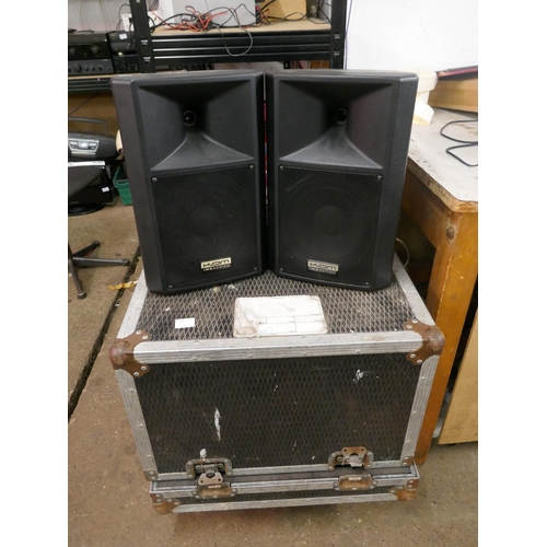 5084 - A flight case fitted with an IMG stage line, a Yamaha 9203 A graphic equalizer, phonic P801 mixer, Y... 