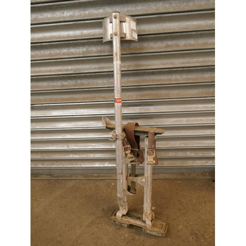 5245 - A pair of decorators dry wall stilts