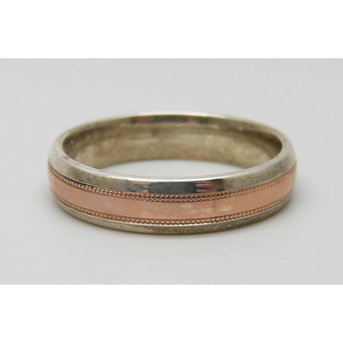 7013 - An Argentium 985 silver ring with rose gold inlay, 5.6g, V