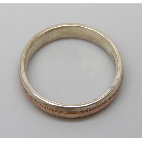 7013 - An Argentium 985 silver ring with rose gold inlay, 5.6g, V