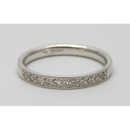 7022 - A 9ct white gold band set with 0.25ct diamonds, 2.1g, M