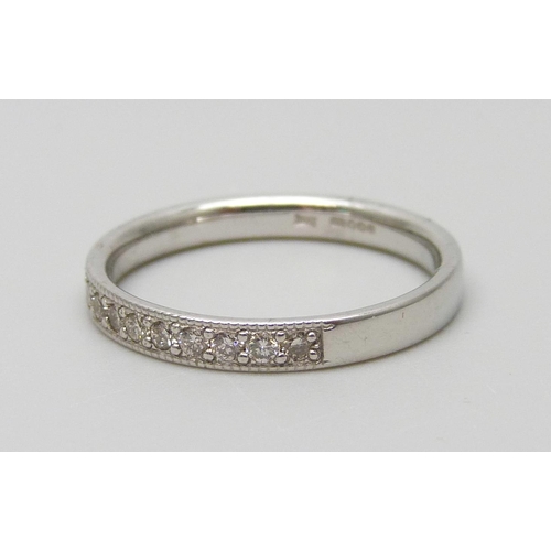 7022 - A 9ct white gold band set with 0.25ct diamonds, 2.1g, M