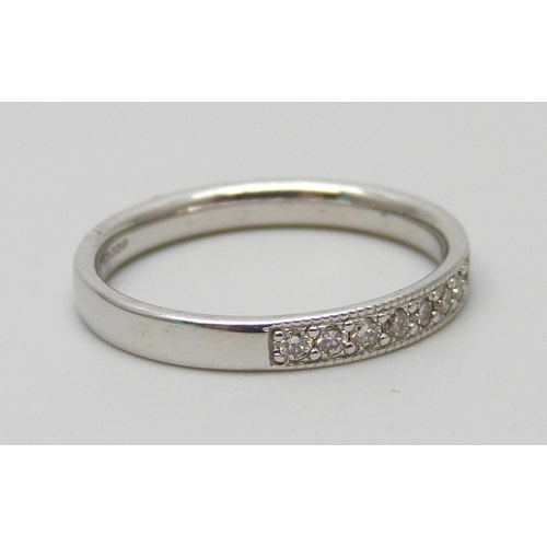 7022 - A 9ct white gold band set with 0.25ct diamonds, 2.1g, M