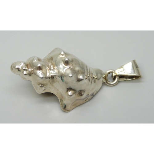 7024 - A 925 silver conch shell pendant, 14.1g