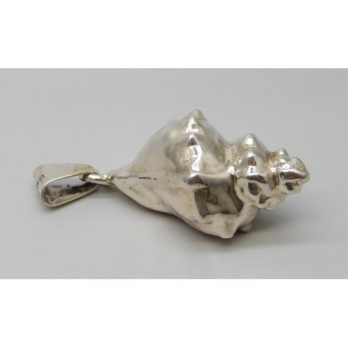 7024 - A 925 silver conch shell pendant, 14.1g