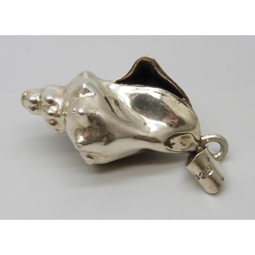 7024 - A 925 silver conch shell pendant, 14.1g