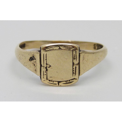 7030 - A small 9ct gold signet ring, 1.3g, L