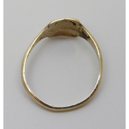 7030 - A small 9ct gold signet ring, 1.3g, L