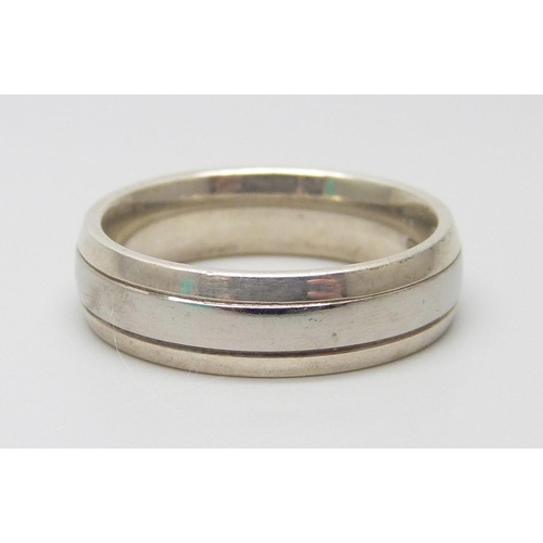 7036 - An argentium 958 silver ring with palladium 950 inlay, 7.6g, T