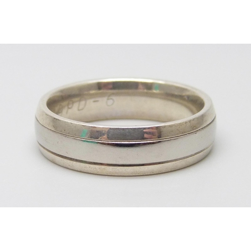 7036 - An argentium 958 silver ring with palladium 950 inlay, 7.6g, T