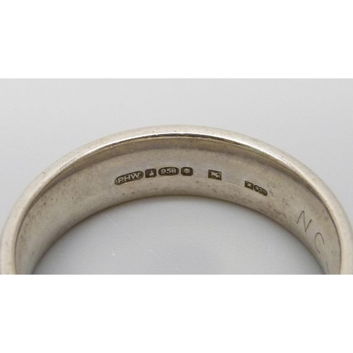 7036 - An argentium 958 silver ring with palladium 950 inlay, 7.6g, T