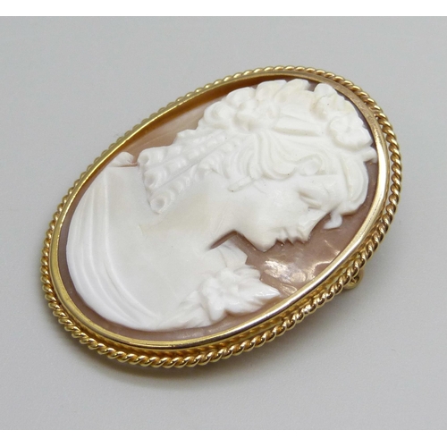 7038 - A 9ct gold mounted cameo brooch, total weight 7.3g