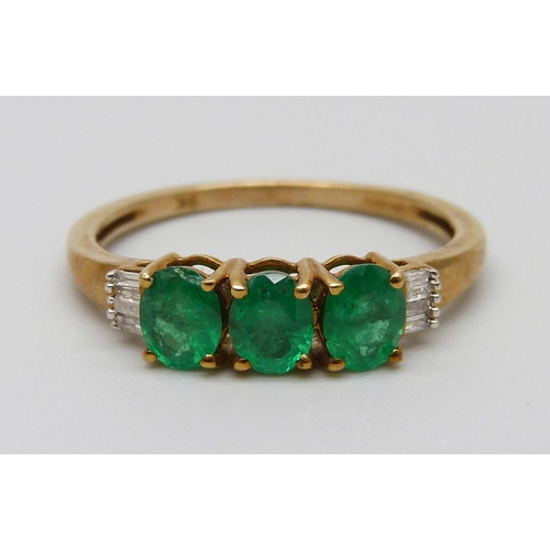 7042 - A 9ct gold, diamond and emerald ring, 1.9g, Q