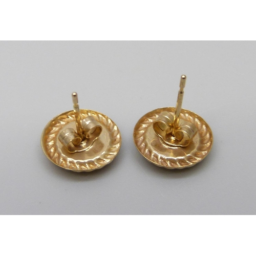 7060 - A pair of 9ct gold earrings, 0.5g