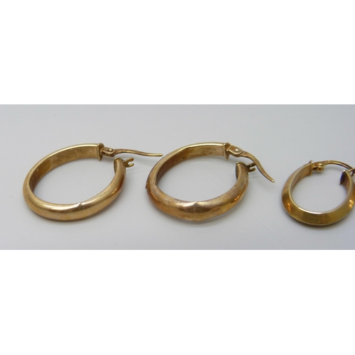 7061 - Two pairs of 9ct gold earrings, 2.3g