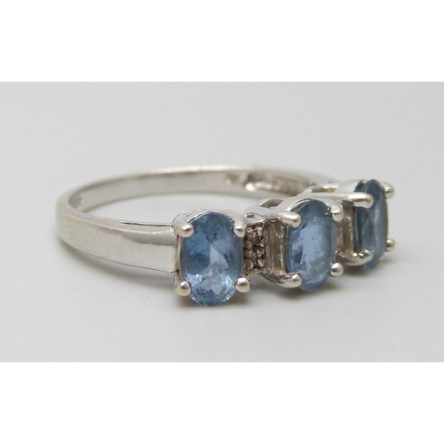 7066 - A 9ct white gold ring set with three blue stones, 2.4g, N