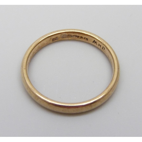 7067 - A 9ct gold wedding ring, 2.2g, M